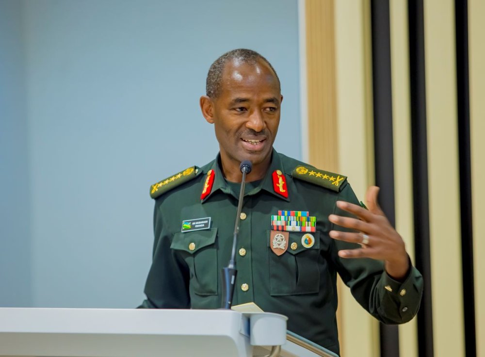 Gen Mubarakh Muganga yanyomoje ibihuha byo gukuraho Chairman wa APR FC