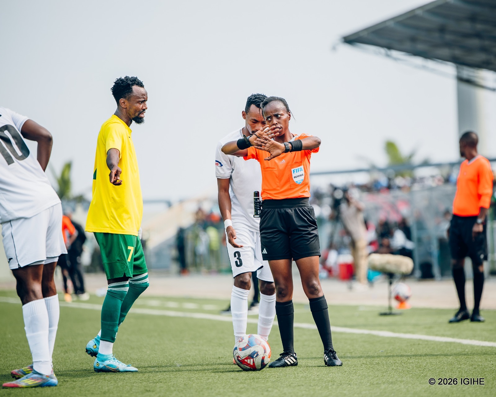 Rwasamanzi yasabiye umugisha umusifuzi Umutoni Aline nyuma yo kunganya na APR FC ‎