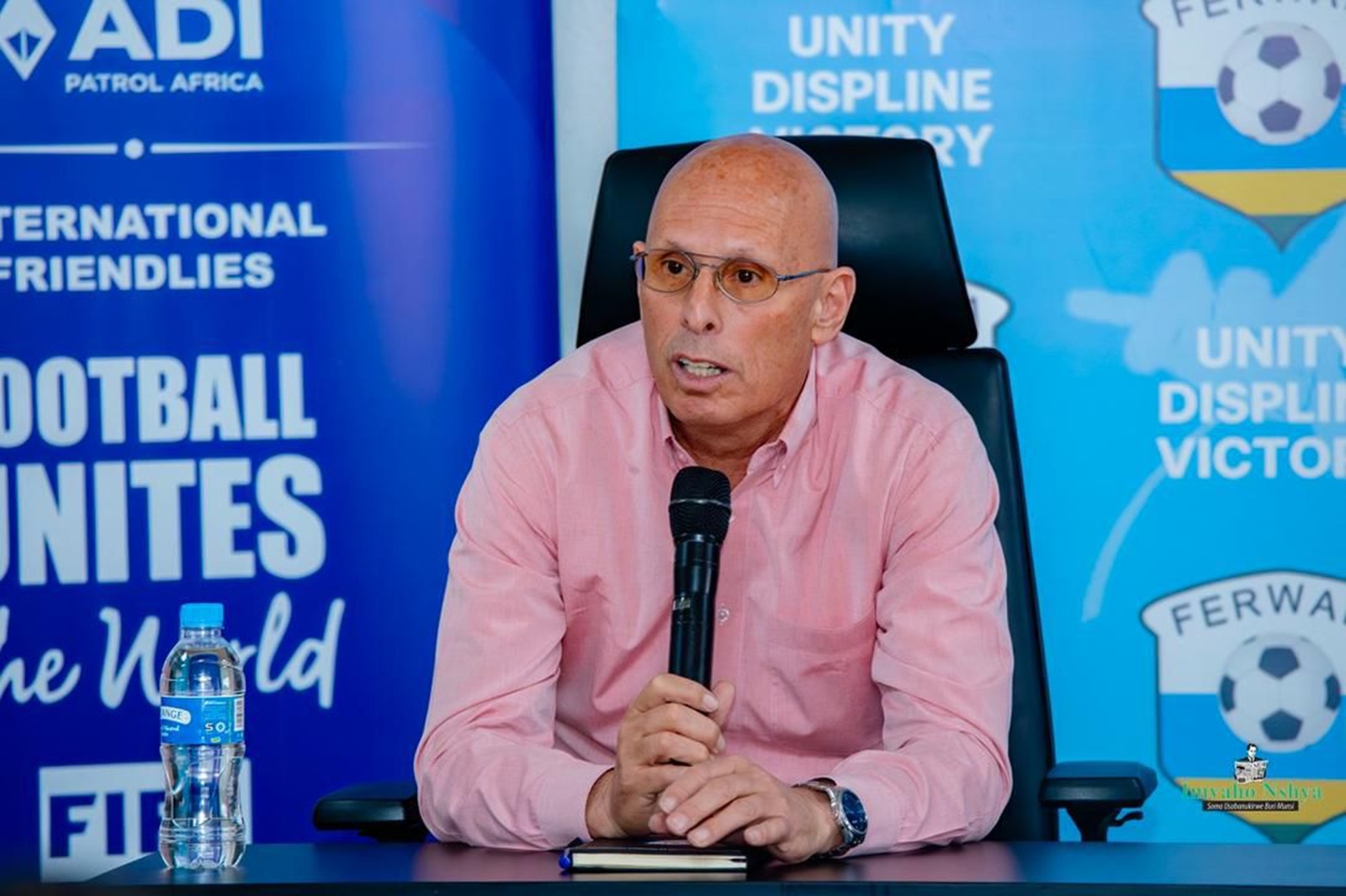 ‎Umutoza Stephen Constantine yihanangirije abakinnyi b'Amavubi bakina hanze