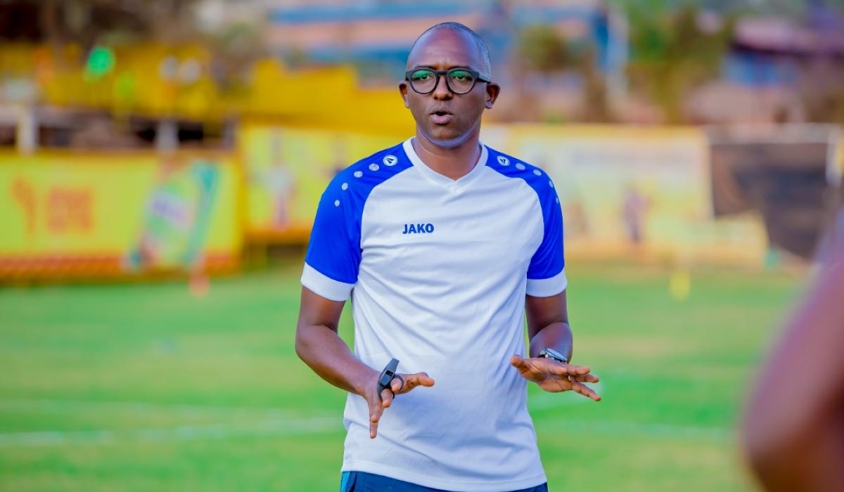 Haringingo Francis wamaze gucakira ifaranga rya Rayon Sports, ari gukuraho phone