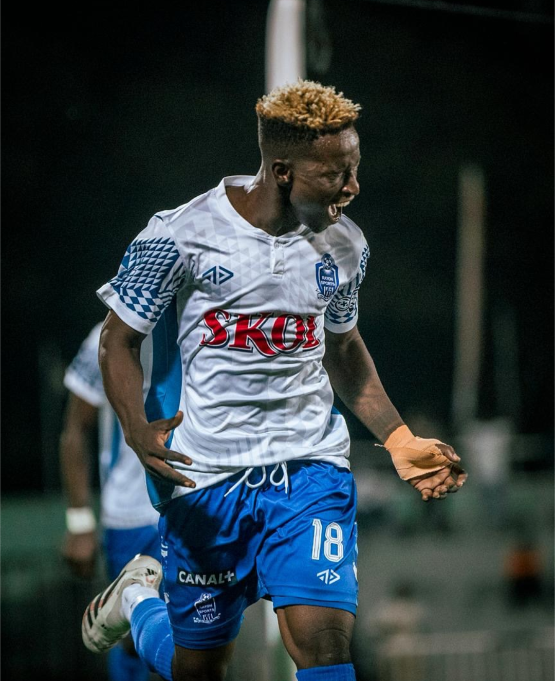 Kwizera oliver yanze kuganira nabakinnyi ubwo bajyaga kuruhuka rayon ibona itsinzi