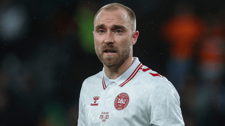 ‎Christian Eriksen yongeye guhura n'ikibazo cy'umutima agwa mu kibuga hagati